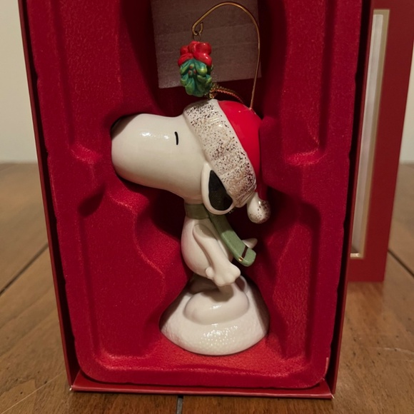 Lenox Peanuts Snoopy Under The Mistletoe 2022 Ornament NEW IN BOX - Picture 3 of 6